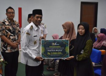 Wakil Bupati Demak, Muhammad Badruddin, menyerahkan bantuan insentif secara simbolis kepada penghafal al-quran bertempat di Ballroom Wakil Bupati Demak pada Rabu, 11 Juni 2025. (M. Burhanuddin Aslam/Lingkarjateng.id)