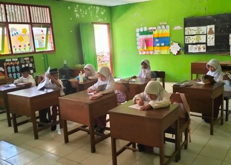 Kegiatan belajar mengajar di SDN 1 Sidorejo, Kecamatan Kedungtuban, Kabupaten Blora, yang kekurangan siswa. (Eko Wicaksono/Lingkarjateng.id)