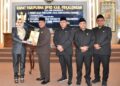 Ketua DPRD Kabupaten Pekalongan, Abdul Munir, menyerahkan draft pengesahan Perda kepada Bupati Pekalongan, Fadia Arafiq, dalam rapat paripurna di gedung dewan setempat pada Kamis, 12 Juni 2025. (Fahri Akbar/Lingkarjateng.id)
