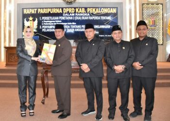 Ketua DPRD Kabupaten Pekalongan, Abdul Munir, menyerahkan draft pengesahan Perda kepada Bupati Pekalongan, Fadia Arafiq, dalam rapat paripurna di gedung dewan setempat pada Kamis, 12 Juni 2025. (Fahri Akbar/Lingkarjateng.id)