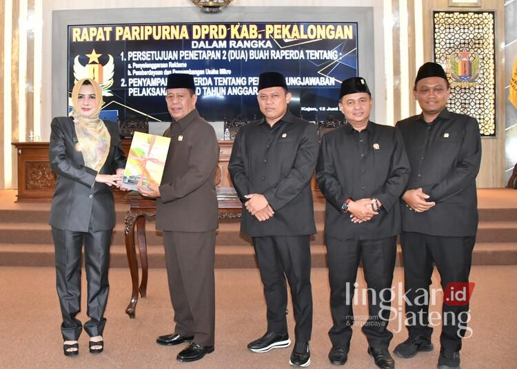 Ketua DPRD Kabupaten Pekalongan, Abdul Munir, menyerahkan draft pengesahan Perda kepada Bupati Pekalongan, Fadia Arafiq, dalam rapat paripurna di gedung dewan setempat pada Kamis, 12 Juni 2025. (Fahri Akbar/Lingkarjateng.id)