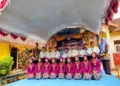 Para siswa kelas VI SDN Lemah Putih, Kecamatan Sedan, Kabupaten Rembang, berfoto bersama dalam acara tasyakuran kelulusan pada Kamis, 19 Juni 2025. (Dok. Lingkarjateng.id)
