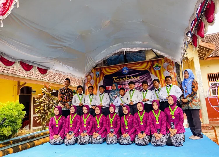Para siswa kelas VI SDN Lemah Putih, Kecamatan Sedan, Kabupaten Rembang, berfoto bersama dalam acara tasyakuran kelulusan pada Kamis, 19 Juni 2025. (Dok. Lingkarjateng.id)