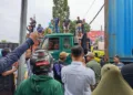 Sejumlah sopir truk menggelar demonstrasi menolak aturan ODOL di Simpang 4 Tingkir, Kota Salatiga, pada Kamis, 19 Juni 2025. (Angga Rosa/Lingkarjateng.id)