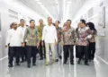 Gubernur Jawa Tengah (Jateng), Ahmad Luthfi, mendampingi Menteri Perindustrian (Menperin) RI, Agus Gumiwang Kartasasmita, meninjau pabrik panel surya PT TMAI di Kawasan Industri Kendal pada Kamis, 19 Juni 2025. (Dok. Pemprov Jateng/Lingkarjateng.id)