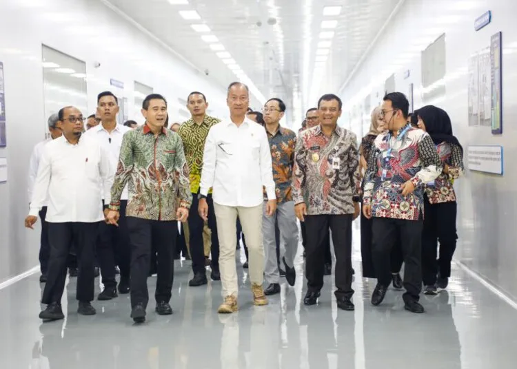 Gubernur Jawa Tengah (Jateng), Ahmad Luthfi, mendampingi Menteri Perindustrian (Menperin) RI, Agus Gumiwang Kartasasmita, meninjau pabrik panel surya PT TMAI di Kawasan Industri Kendal pada Kamis, 19 Juni 2025. (Dok. Pemprov Jateng/Lingkarjateng.id)