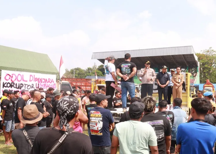 Ratusan sopir truk saat menggelar aksi demonstrasi terkait aturan ODOL di Lapangan Kridosono, Kabupaten Blora, pada Senin, 23 Juni 2025. (Eko Wicaksono/Lingkarjateng.id)