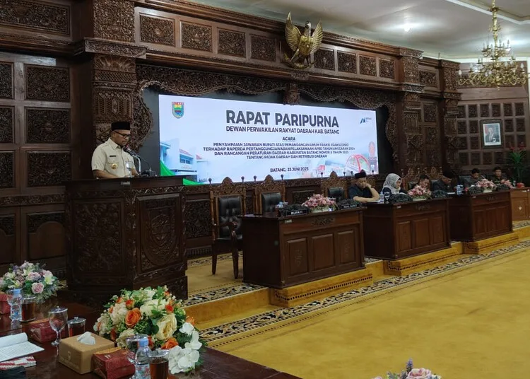 Bupati Batang, M. Faiz Kurniawan, menyampaikan jawaban atas pandangan umum fraksi-fraksi dalam rapat paripurna DPRD Kabupaten Batang pada Senin, 23 Juni 2025. (Fahri Akbar/Lingkarjateng.id)