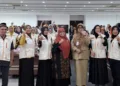 Anggota Komisi E DPRD Jateng, Ida Nurul Farida, berfoto bersama peserta sosialisasi Peraturan Daerah (Perda) Nomor 3 Tahun 2024 tentang Pemajuan Kebudayaan Daerah di Kantor Setda Salatiga, Selasa, 24 Juni 2025. (Angga Rosa/Lingkarjateng.id)