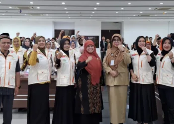 Anggota Komisi E DPRD Jateng, Ida Nurul Farida, berfoto bersama peserta sosialisasi Peraturan Daerah (Perda) Nomor 3 Tahun 2024 tentang Pemajuan Kebudayaan Daerah di Kantor Setda Salatiga, Selasa, 24 Juni 2025. (Angga Rosa/Lingkarjateng.id)