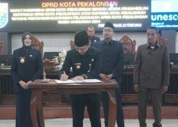 Wali Kota Pekalongan, Afzan Arslan Djunaid menandatangani pengesahan Raperda Pertanggungjawaban Pelaksanaan APBD Tahun Anggaran 2024 dalam rapat paripurna di gedung dewan setempat pada Rabu, 25 Juni 2025. (Fahri Akbar/Lingkarjateng.id)