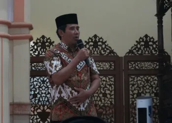 Plt. Asisten I Sekda Kabupaten Pekalongan, Ali Riza,menyampaikan sambutan mewakili Bupati Fadia Arafiq di Masjid Al-Mutta'mar, Kecamatan Kajen, Kabupaten Pekalongan, pada Kamis malam, 26 Juni 2025. (Fahri Akbar/Lingkarjateng.id)