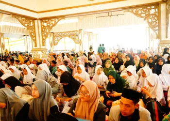 Ribuan santri TPQ dari berbagai wilayah Kabupaten Pekalongan mengikuti peringatan Tahun Baru Islam 1447 Hijriah yang digelar di Pendopo Rumah Dinas Bupati Pekalongan pada Jumat, 27 Juni 2025. (Fahri Akbar/Lingkarjateng.id)