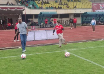 Bupati Kendal, Dyah Kartika Permanasari (kanan), saat membuka turnamen sepak bola Bupati Kendal Cup 2025 secara simbolis di Stadion Utama Kendal pada Sabtu, 28 Juni 2025. (Unggul Priambodo/Lingkarjateng.id)