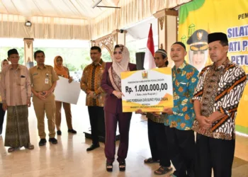 Bupati Pekalongan, Fadia Arafiq, menyerahkan insentif secara simbolis kepada perwakilan marbot masjid di Pendopo Rumah Dinas Bupati Pekalongan pada Senin, 30 Juni 2025. (Fahri Akbar/Lingkarjateng.id)