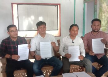 Tim kuasa hukum 8 anggota koperasi BLN Salatiga menjelaskan kasus yang dialami kliennya kepada wartawan di Salatiga, Sabtu, 31 Mei 2025. (Angga Rosa/Lingkarjateng.id)