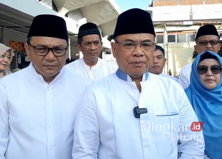 Bupati Pati, Sudewo, saat diwawancarai di Masjid Agung Baitunnur, Kabupaten Pati, pada Jumat, 6 Juni 2025. (Mutia Parasti/Lingkarjateng.id)