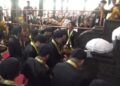Prosesi tradisi penjamasan berlangsung di area cungkup Makam Sunan Kalijaga, Desa Kadilangu, Kecamatan/Kabupaten Demak, Jumat, 6 Juni 2025. (M. Burhanuddin Aslam/Lingkarjateng.id)