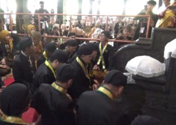 Prosesi tradisi penjamasan berlangsung di area cungkup Makam Sunan Kalijaga, Desa Kadilangu, Kecamatan/Kabupaten Demak, Jumat, 6 Juni 2025. (M. Burhanuddin Aslam/Lingkarjateng.id)