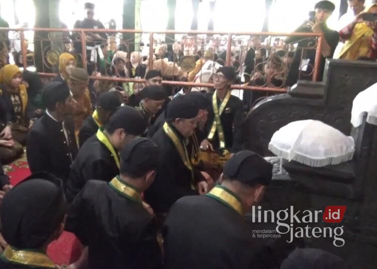 Prosesi tradisi penjamasan berlangsung di area cungkup Makam Sunan Kalijaga, Desa Kadilangu, Kecamatan/Kabupaten Demak, Jumat, 6 Juni 2025. (M. Burhanuddin Aslam/Lingkarjateng.id)
