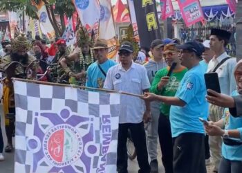 Bupati Rembang, Harno, saat membuka acara ngonthel bareng dalam rangka Hari Jadi ke-5 SOBAR yang merupakan bagian dari Komunitas Sepeda Tua Indonesia (Kosti) Rembang, di Desa Kumendung, Kecamatan/Kabupaten Rembang, Minggu, 8 Juni 2025. (Vicky Rio/Lingkarjateng.id)