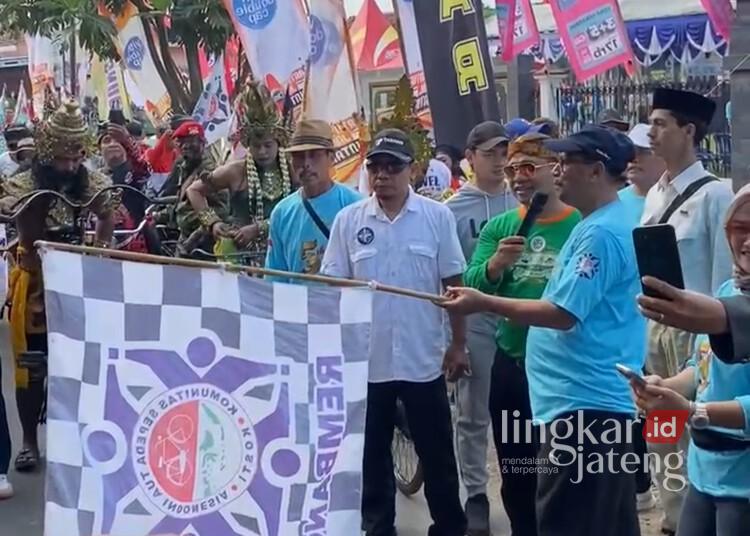 Buka Gowes Kosti, Bupati Rembang Dorong Pelestarian Sepeda Onthel 25 Bupati Rembang, Harno, saat membuka acara ngonthel bareng dalam rangka Hari Jadi ke-5 SOBAR yang merupakan bagian dari Komunitas Sepeda Tua Indonesia (Kosti) Rembang, di Desa Kumendung, Kecamatan/Kabupaten Rembang, Minggu, 8 Juni 2025. (Vicky Rio/Lingkarjateng.id)