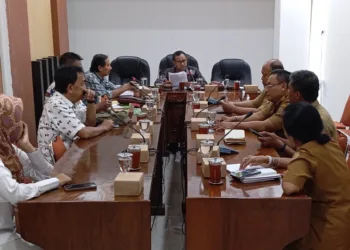 Rapat koordinasi penyelesaian tanah musnah dan tanah tidak musnah di Desa Jeruksari, Kecamatan Tirto, yang dipimpin oleh Wakil Ketua DPRD Kabupaten Pekalongan, Sumar Rosul, pada Senin, 16 Juni 2025. (Fahri Akbar/Lingkarjateng.id)