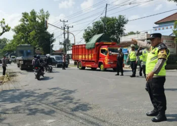 Polisi mengatur lalu lintas di Perempatan Karangjati, Kabupaten Blora. (Eko Wicaksono/Lingkarjateng.id)