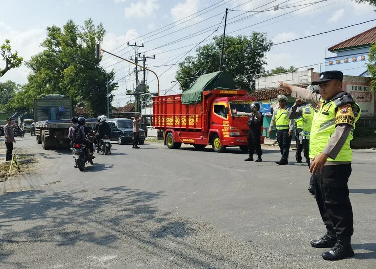 Polisi mengatur lalu lintas di Perempatan Karangjati, Kabupaten Blora. (Eko Wicaksono/Lingkarjateng.id)