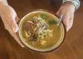 Semangkuk soto kerbau khas Kudus dari Warung Bu Djatmi. (Nisa Hafizhotus S./Lingkarjateng.id)