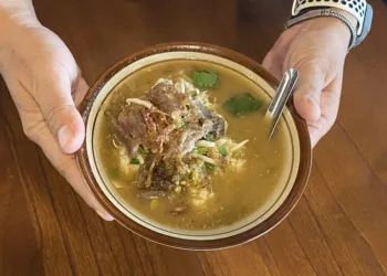 Semangkuk soto kerbau khas Kudus dari Warung Bu Djatmi. (Nisa Hafizhotus S./Lingkarjateng.id)
