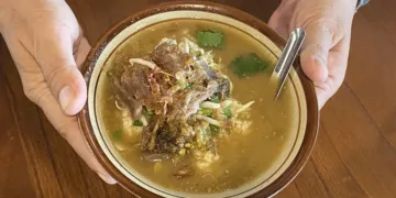 Semangkuk soto kerbau khas Kudus dari Warung Bu Djatmi. (Nisa Hafizhotus S./Lingkarjateng.id)