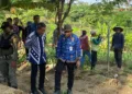 Bupati Kudus, Sam’ani Intakoris, saat mendampingi kunjungan Dirjen Pengembangan, Pemanfaatan, dan Pembinaan Kebudayaan Kemendikbud RI, Ahmad Mahendra, ke situs Patiayam pada Selasa sore, 17 Juni 2025. (Mohammad Fahtur Rohman/Lingkarjateng.id)