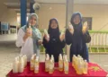 Kepala Sekolah SMP 1 Gebog, Endang Siwi Ekowati, bersama siswa menunjukkan hasil olahan ecoenzim berupa sabun pada Kamis, 19 Juni 2025. (Mohammad Fahtur Rohman/Lingkarjateng.id)