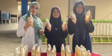 Kepala Sekolah SMP 1 Gebog, Endang Siwi Ekowati, bersama siswa menunjukkan hasil olahan ecoenzim berupa sabun pada Kamis, 19 Juni 2025. (Mohammad Fahtur Rohman/Lingkarjateng.id)