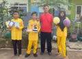 Guru dan siswa-siswi SMP PGRI Jati, Kabupaten Kudus, menunjukkan hasil kerajinan dari olahan kertas bekas, Selasa, 24 Juni 2025. (Mohammad Fahtur Rohman/Lingkarjateng.id)