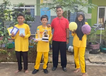 Guru dan siswa-siswi SMP PGRI Jati, Kabupaten Kudus, menunjukkan hasil kerajinan dari olahan kertas bekas, Selasa, 24 Juni 2025. (Mohammad Fahtur Rohman/Lingkarjateng.id)
