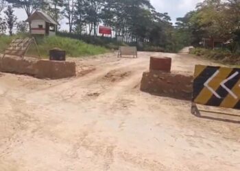 Akses jalan menuju tambang PT Semen Gresik yang diblokade Pemerintah Desa Tegaldowo, Kecamatan Gunem, Kabupaten Rembang. (Vicky Rio/Lingkarjateng.id)