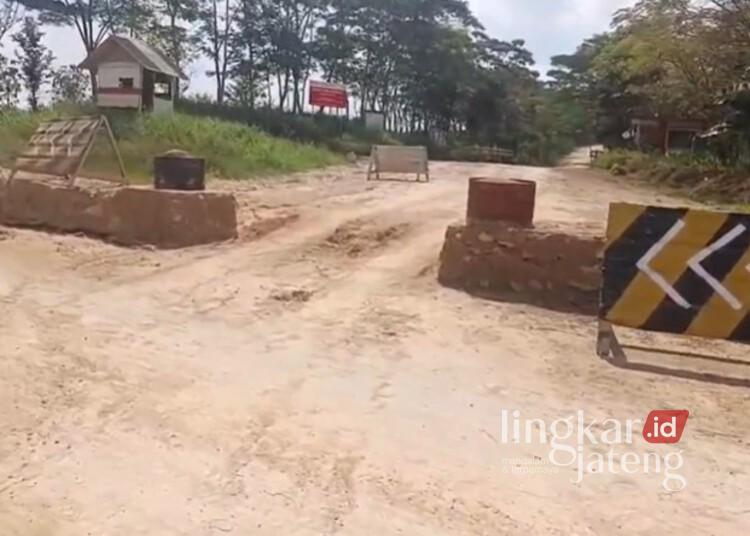 Buntut Sengketa Lahan, Pabrik Semen Gresik Rembang Hentikan Produksi 25 Akses jalan menuju tambang PT Semen Gresik yang diblokade Pemerintah Desa Tegaldowo, Kecamatan Gunem, Kabupaten Rembang. (Vicky Rio/Lingkarjateng.id)