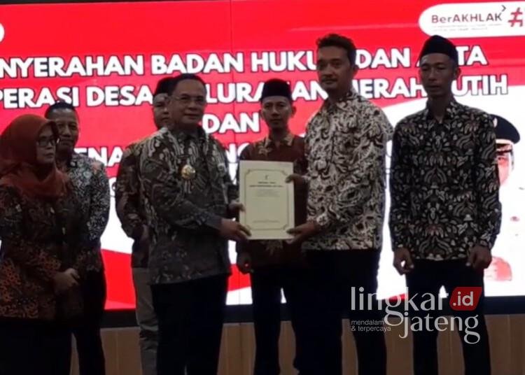 406 Kopdes Merah Putih di Pati Resmi Berbadan Hukum, Bupati Sudewo: Tercepat di Indonesia 25 Bupati Pati, Sudewo, saat menyerahkan badan hukum dan akta Koperasi Desa/Kelurahan Merah Putih kepada perwakilan kepala desa di Pendopo Kabupaten Pati pada Senin malam, 9 Juni 2025. (Mutia Parasti/Lingkarjateng.id)