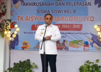 Buapti Pati, Sudewo, saat memberi sambutan dalam pelepasan siswa-siswi TK Aisyiyah Margomulyo, Kecamatan Tayu, Kabupaten Pati, pada Rabu, 18 Juni 2025. (Mutia Parasti/Lingkarjateng.id)