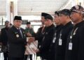 Bupati Pati, Sudewo, saat menyerahkan SK pelaksana tugas kepala dinas kepada sejumlah pejabat di Pendopo Kabupaten Pati pada Kamis, 5 Juni 2025. (Mutia Parasti/Lingkarjateng.id)