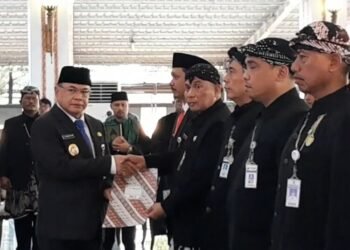 Bupati Pati, Sudewo, saat menyerahkan SK pelaksana tugas kepala dinas kepada sejumlah pejabat di Pendopo Kabupaten Pati pada Kamis, 5 Juni 2025. (Mutia Parasti/Lingkarjateng.id)