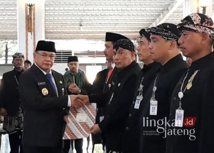 Bupati Pati, Sudewo, saat menyerahkan SK pelaksana tugas kepala dinas kepada sejumlah pejabat di Pendopo Kabupaten Pati pada Kamis, 5 Juni 2025. (Mutia Parasti/Lingkarjateng.id)