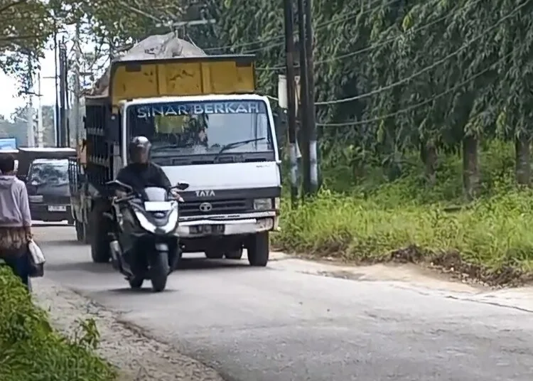 Salah satu ruas jalan di wilayah Kecamatan Pringapus, Kabupaten Semarang, yang rencananya akan dilakukan rehabilitasi oleh Pemkab Semarang pada 2025 ini. (Hesty Imaniar/Lingkarjateng.id)