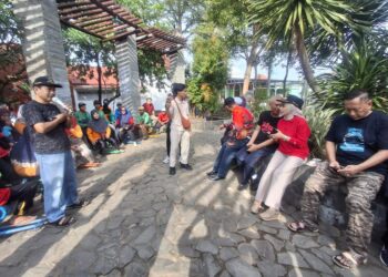 Bupati Kendal, Dyah Kartika Permanasari, mendengarkan usulan warga dalam dialog terbuka di RTH Langenharjo, Kendal, pada Minggu, 1 Juni 2025. (Unggul Priambodo/Lingkarjateng.id)