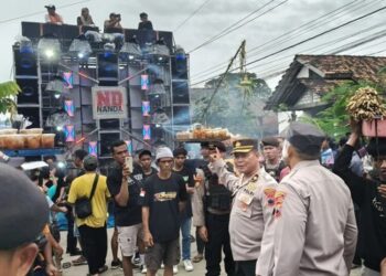 Jajaran Polresta Pati saat menertibkan karnaval sound horeg di Desa Bulumulyo, Kecamatan Batangan, Kabupaten Pati, Minggu, 1 Juni 2025. (Dok. Polresta Pati/Lingkarjateng.id)