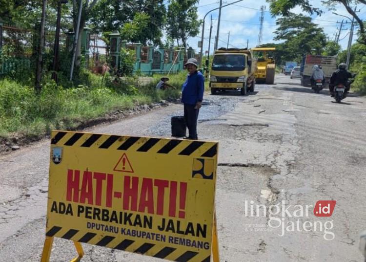 Pemkab Rembang Usulkan Perbaikan Sejumlah Ruas Jalan Lewat Inpres 25 DPUTARU Rembang saat melakukan pemeliharaan salah satu ruas jalan di kabupaten setempat. (Dok. Pemkab Rembang/Lingkarjateng.id)