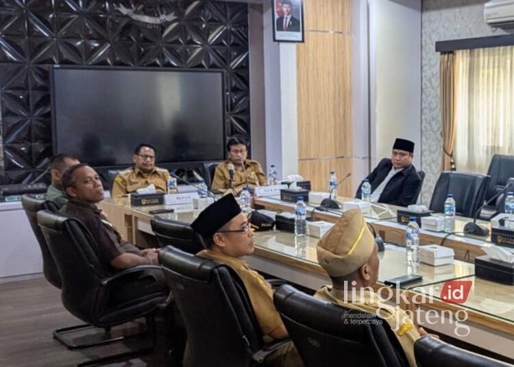 Bupati Rembang, Harno, saat memimpin rapat bersama jajaran OPD di Kantor Bupati Rembang pada Selasa, 10 Juni 2025. (Dok. Pemkab Rembang/Lingkarjateng.id)