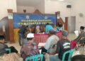 Sejumlah warga menyampaikan penolakan pembangunan sekolah rakyat dalam rapat koordinasi RT dan RW di Balai Kelurahan Bandengan, Kecamatan/Kabupaten Kendal, pada Kamis, 12 Juni 2025. (Unggul Priambodo/Lingkarjateng.id)